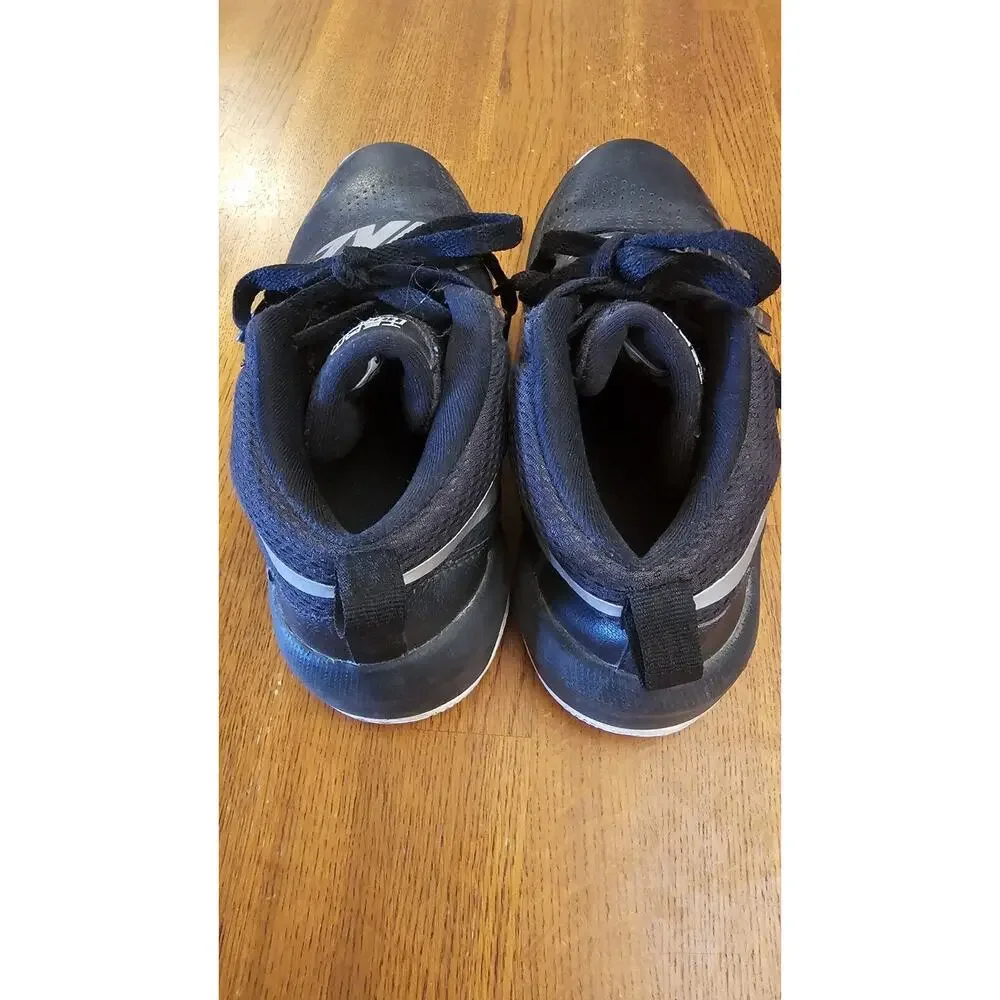 Size 5 (GS) - Nike Team Hustle‎ D8 Mid Black